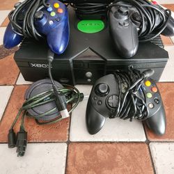 Xbox W/ 360 Kinect And 3 Controllers Like Brand New