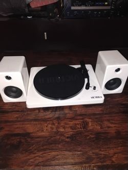 turntable Victorola  with speakers and Bluetooth