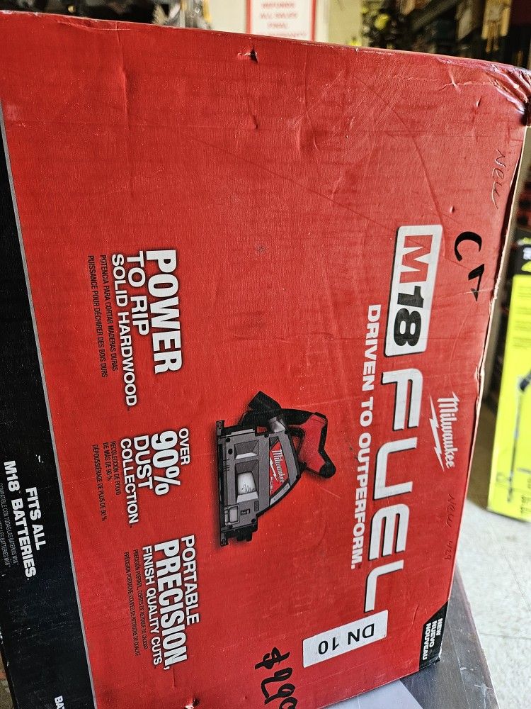 Milwaukee
M18 FUEL 18V Lithium-lon
Cordless Brushless 6-1/2 in.
Plunge Cut Track Saw (Tool-
Only)