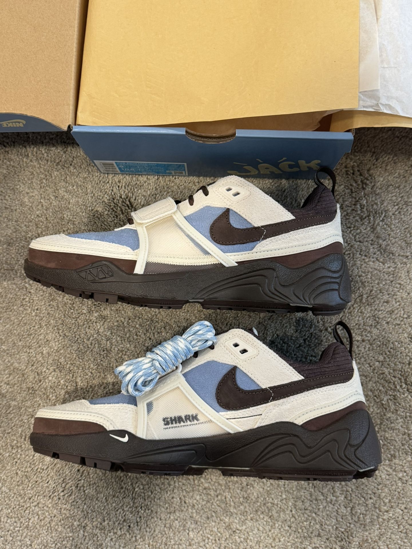 Travis Scott Zoom Field Jaxx Size 9 Leche Blue