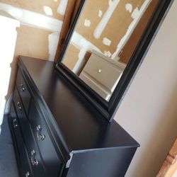 Dresser With Mirror 