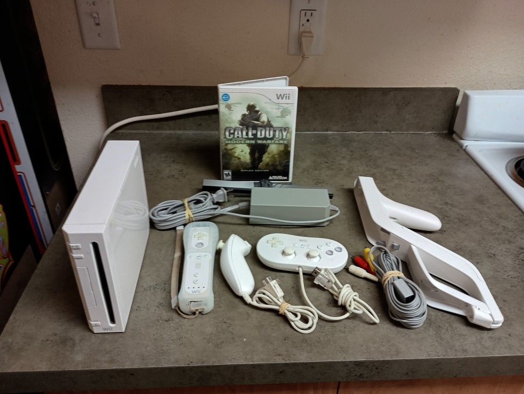 Nintendo Wii Console W/2 Controllers, Nunchuck, Cables, 7 Games (6 digital, 1 Physical) & Homebrew