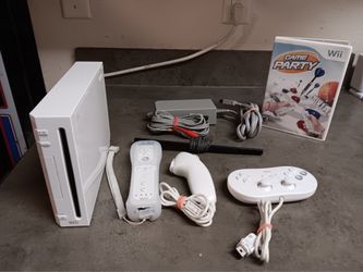 Nintendo Wii Console, W/2 Controllers (1 remote, 1 classic) Nunchuck, Cables, Game, Tested Working.