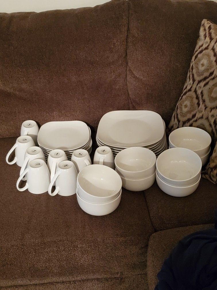 Porcelain Dinnerware Set Service For 8. 32 Pieces Total