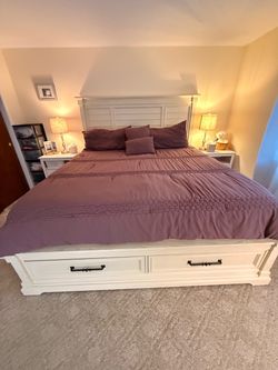 Bob’s Laurel King Bed with Footboard Storage (mattress not included )