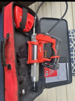 Milwaukee M12 grease gun w/ batt., charger and case