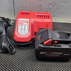 Milwaukee
M18 18-Volt Lithium-Ion REDLITHIUM FORGE Starter Kit with 8.0Ah Battery and Rapid Charger