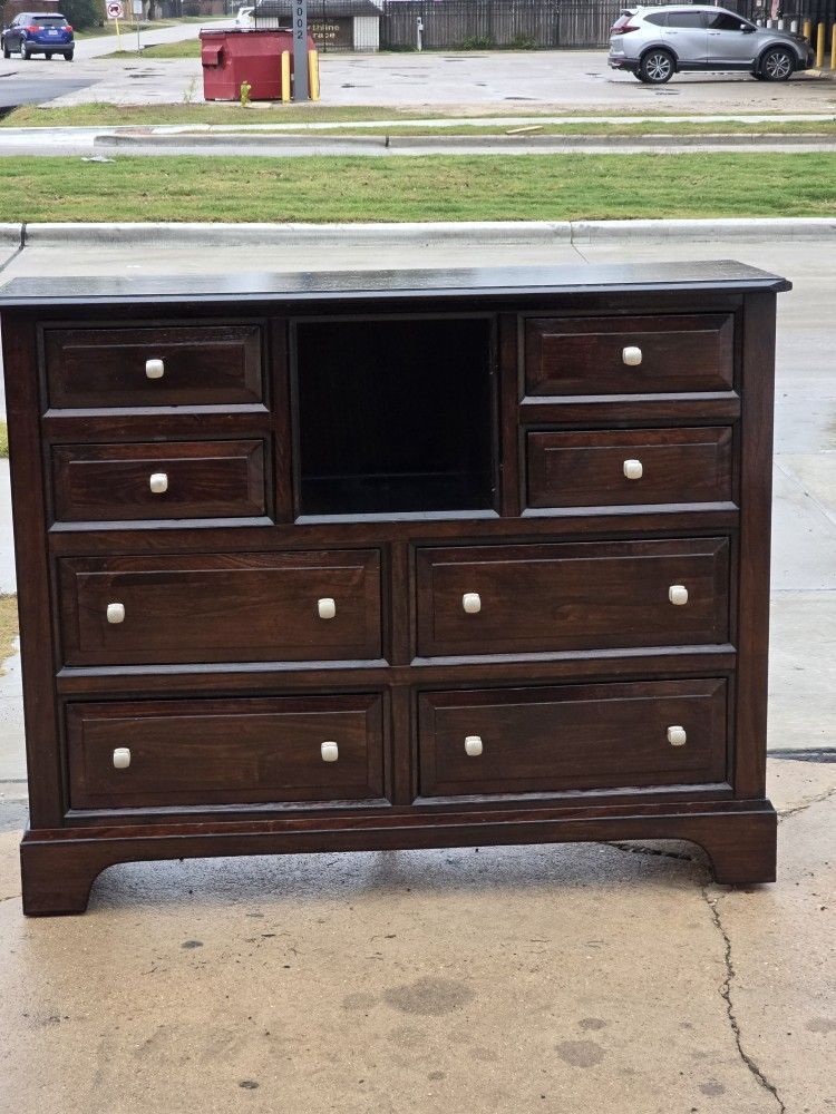 DRESSER