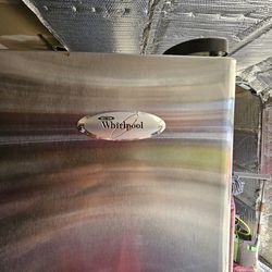 Whirlpool Refrigerator/Freezer-free