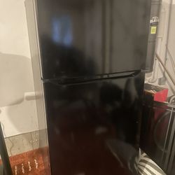 LG Top-Freezer Refrigerator – Excellent Condition!