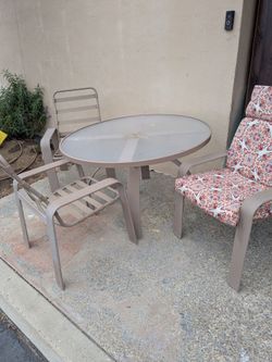 48" Patio table w 4 Chairs & New Cushions