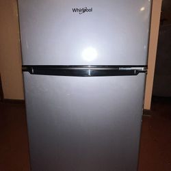Whirlpool Mini Refrigerator (+Freezer)