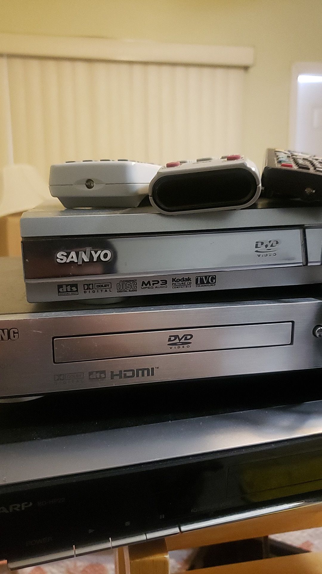 Blu-ray sharp, 2 DVD player samsung, sanyo