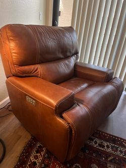 Brown Leather Power Recliner – Excellent Condition