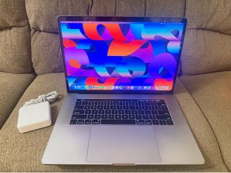 2017 MacBook Pro 15.4”, i7,16gb Ram,256gb SSD, dual graphic, screen protector, great