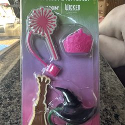 New in package Wicked Dunkin Straw Buddy and topper set