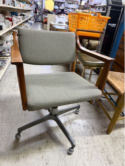 VINTAGE MID CENTURY MODERN CLEAN SENIOR OWNED DESK CHAIR WOOD HANDLES