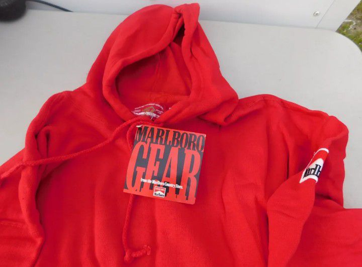 BRAND NEW IN PACKAGE WITH TAG 1994 MARLBORO COUNTRY STORE MEN'S RED MARLBORO SLEEVE PATCH PULLOVER HOODIE THICK LONG SLEEVE SWEATSHIRT SIZE XL