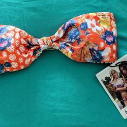 floral print decorates this MinkPink bandeau top. Buckle closure. Removable padding. Lined.
Fit: Model is in size XS
 bust 33 in, waist 23 in
Bottom: 