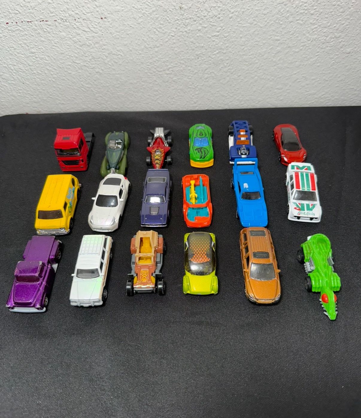 Hot Wheels And Other Miscellaneous Small Cars Lot Of 20