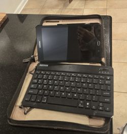 Samsung Tablet 8 ×5 " With Keyboard And Leather Case