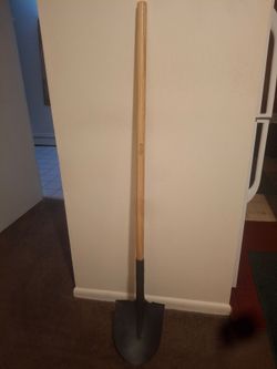 Wooden shoval metal bottom/