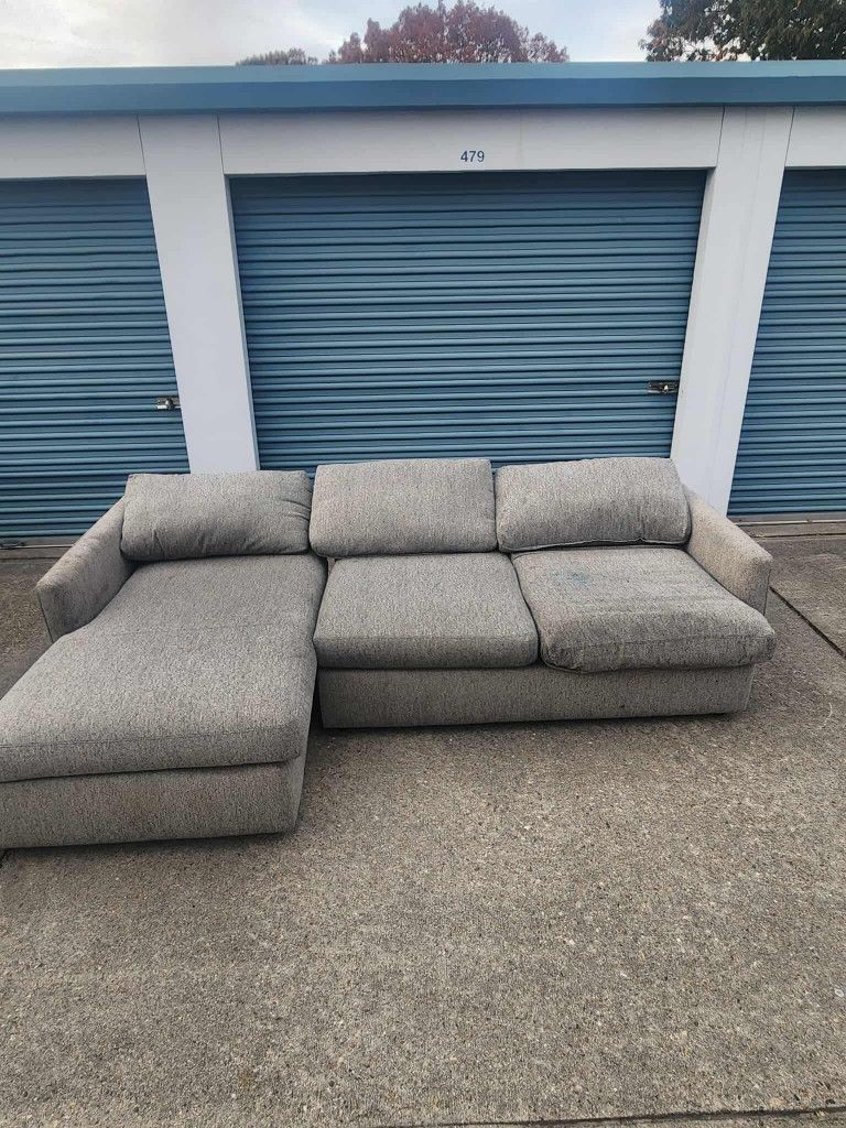 Nice Couche For Sale π Delivery Available