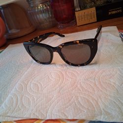 WOMEN'S SUNGLASSES IN GOOD CONDITION  $25 PICK UP IN SUN VALLEY