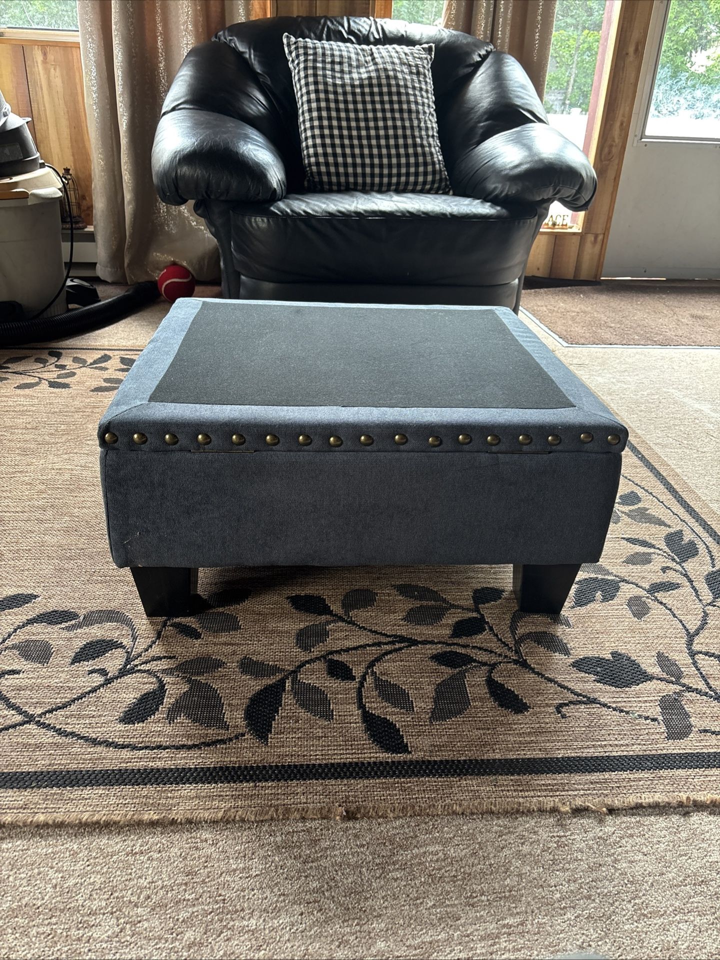Ottoman w/Lift