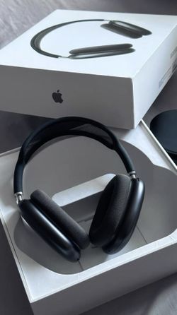 Black Apple AirPod Maxes