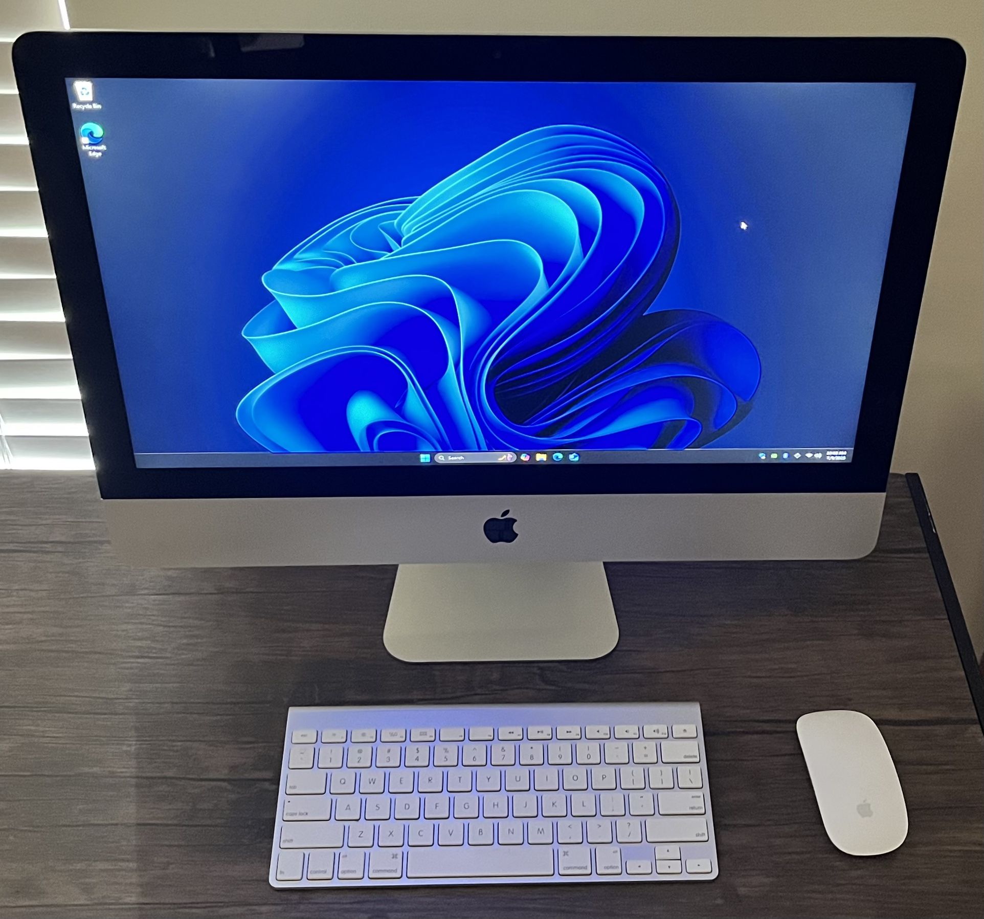 Apple 21.5” iMac. 2.7 GHZ Quad Core i7. 1 TB SSD. 16 GB Ram Windows 11 Pro