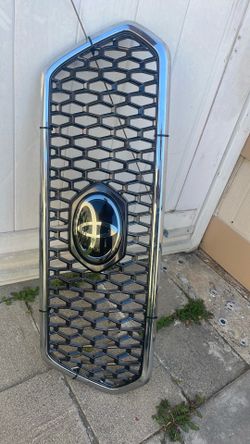 2014 Toyota Tacoma grill good condition $40