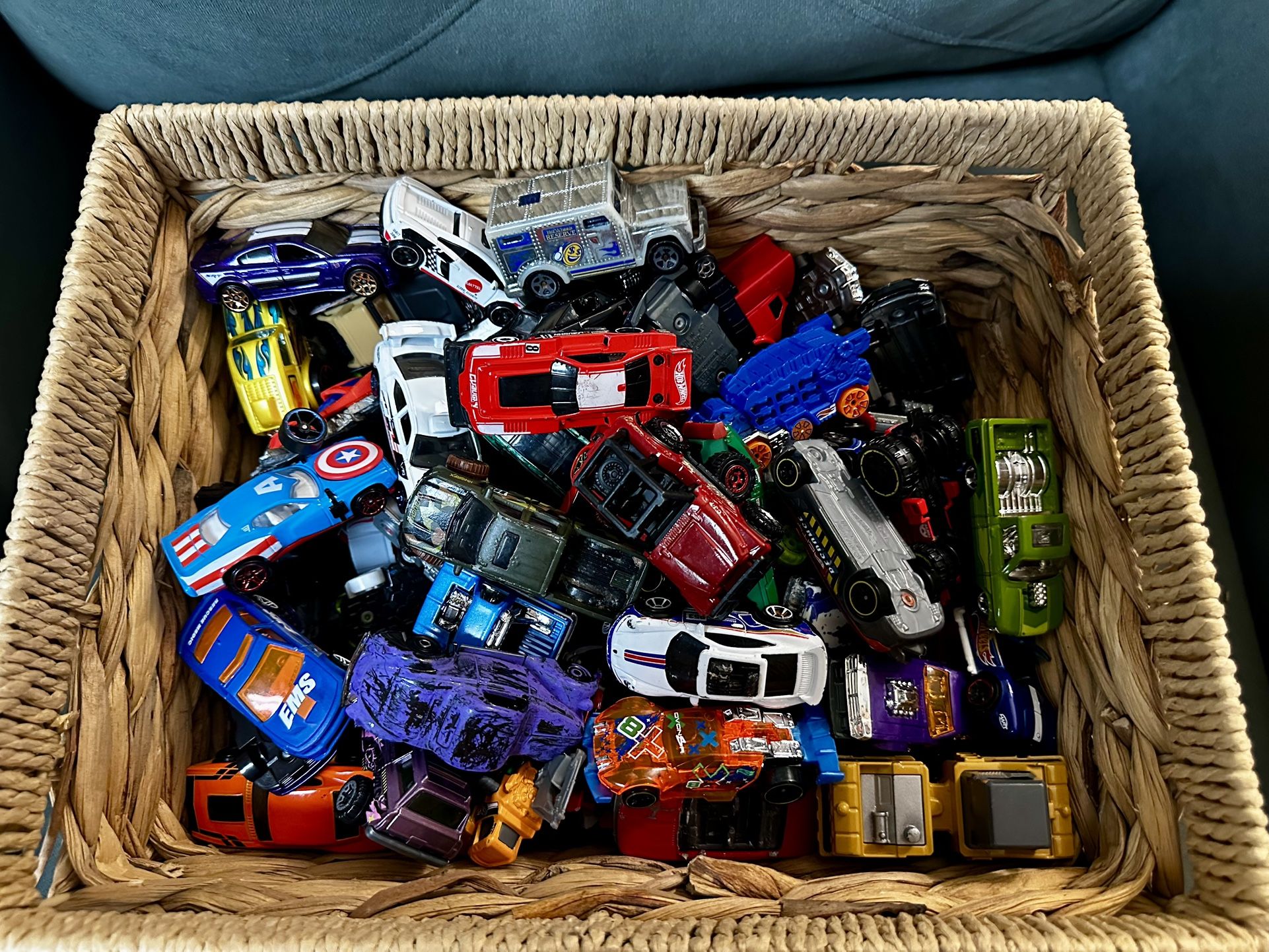 60 HOT WHEELS & MATCHBOX CARS