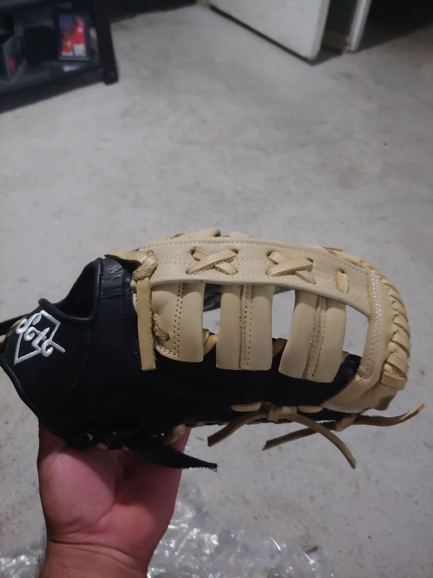 Baseball glove made in Mexico