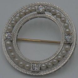 14kt white gold pin with pearls and 4 round diamonds 6gr total weight . Pre owned. Approximately 0.24carat of diamonds and 24 round pearls . Pin is ye