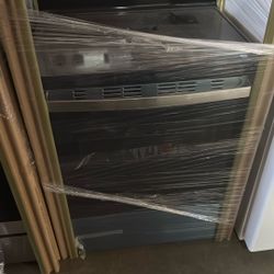 GE Range Stove - New With Factory Warranty