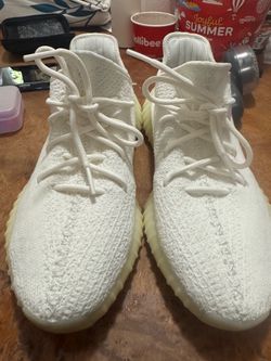 Yeezy’s cream white size 10