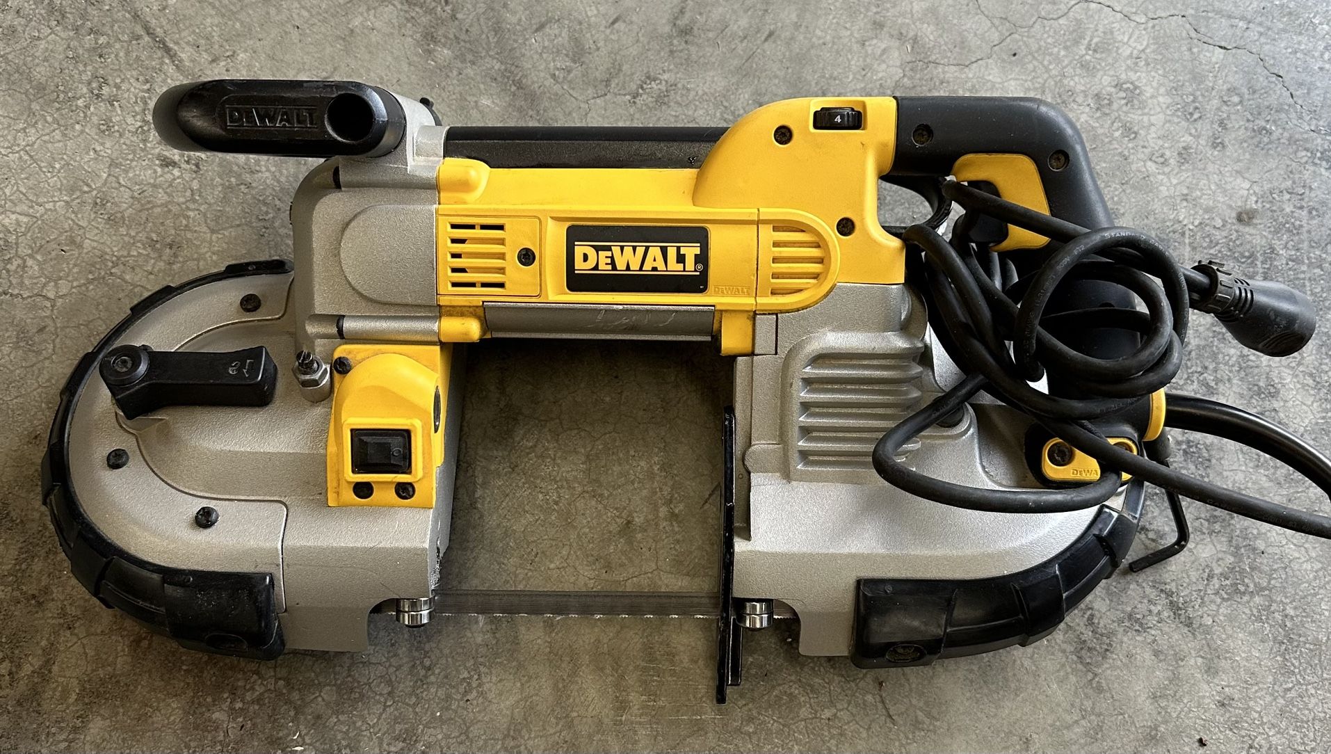 Dewalt DWM120 Deep Cut 5” Deep / Variable Speed Bandsaw