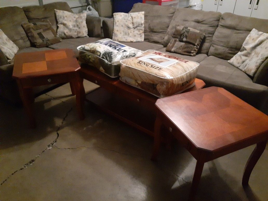 Sofa, loveseat, 6 pillows 2 end side tables, 1 coffee center table and 2 big blankets queen and king size all for $350 read entire description