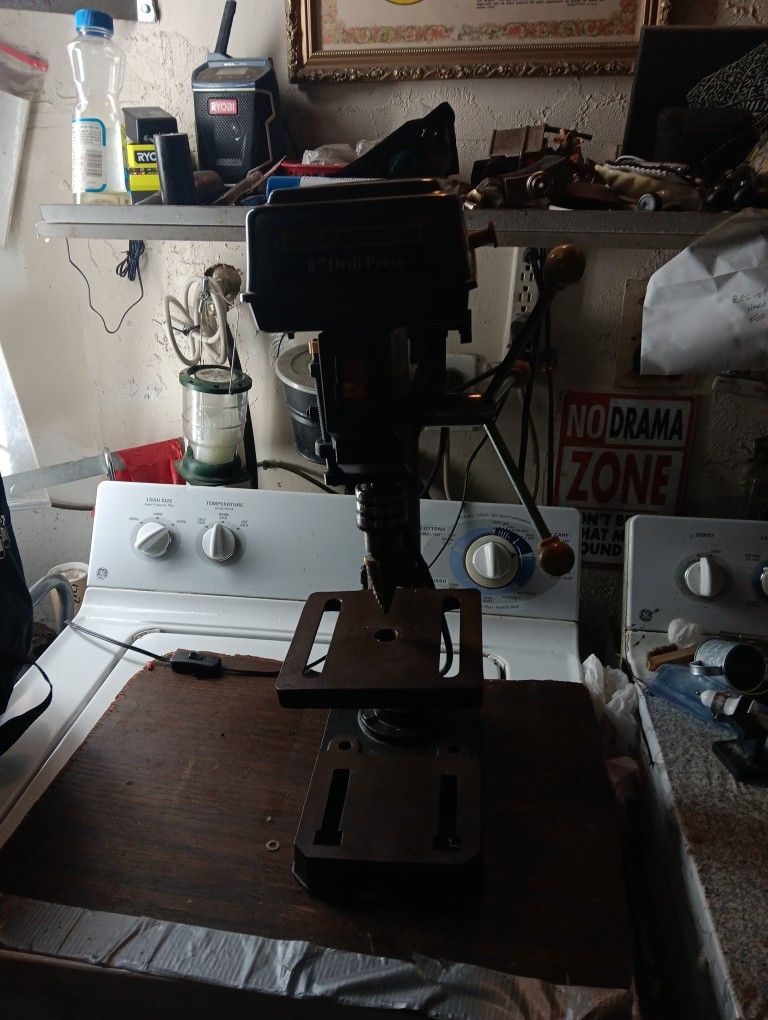DRILL PRESS  LIGHTLY USED 8 INCH ALL STEEL  ,CANT FIND CHUCK KEY  BUT  ITS  DISCOUNTED  AND IF YOU HAVE ONE YOUR ALL SET COMES WITH UNI BIT & GOGGLES 