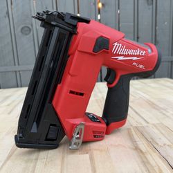 Milwaukee M12 FUEL 12-Volt Lithium-lon Brushless Cordless 18- Gauge 1-1/2 in. Compact Brad Nailer (To