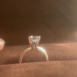 1 Carat Diamond Set In 14K White Good
