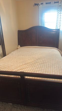 Queen size traditional sleigh bed