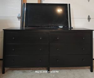Nice long dresser / TV stand with big 6 drawers in good condition all drawers working, it's in the garage for easy pickup.
L68"*W18"*H32"