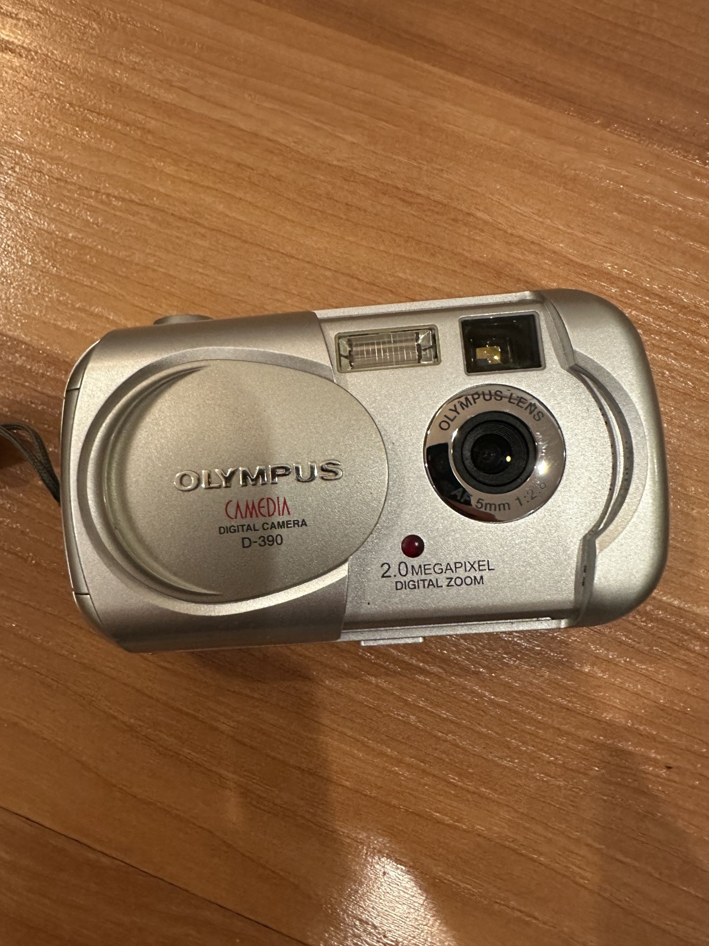 Olympus D-390 Zoom Silver 2.0 Mega Pixel Digital Camera with 2.5 Zoom