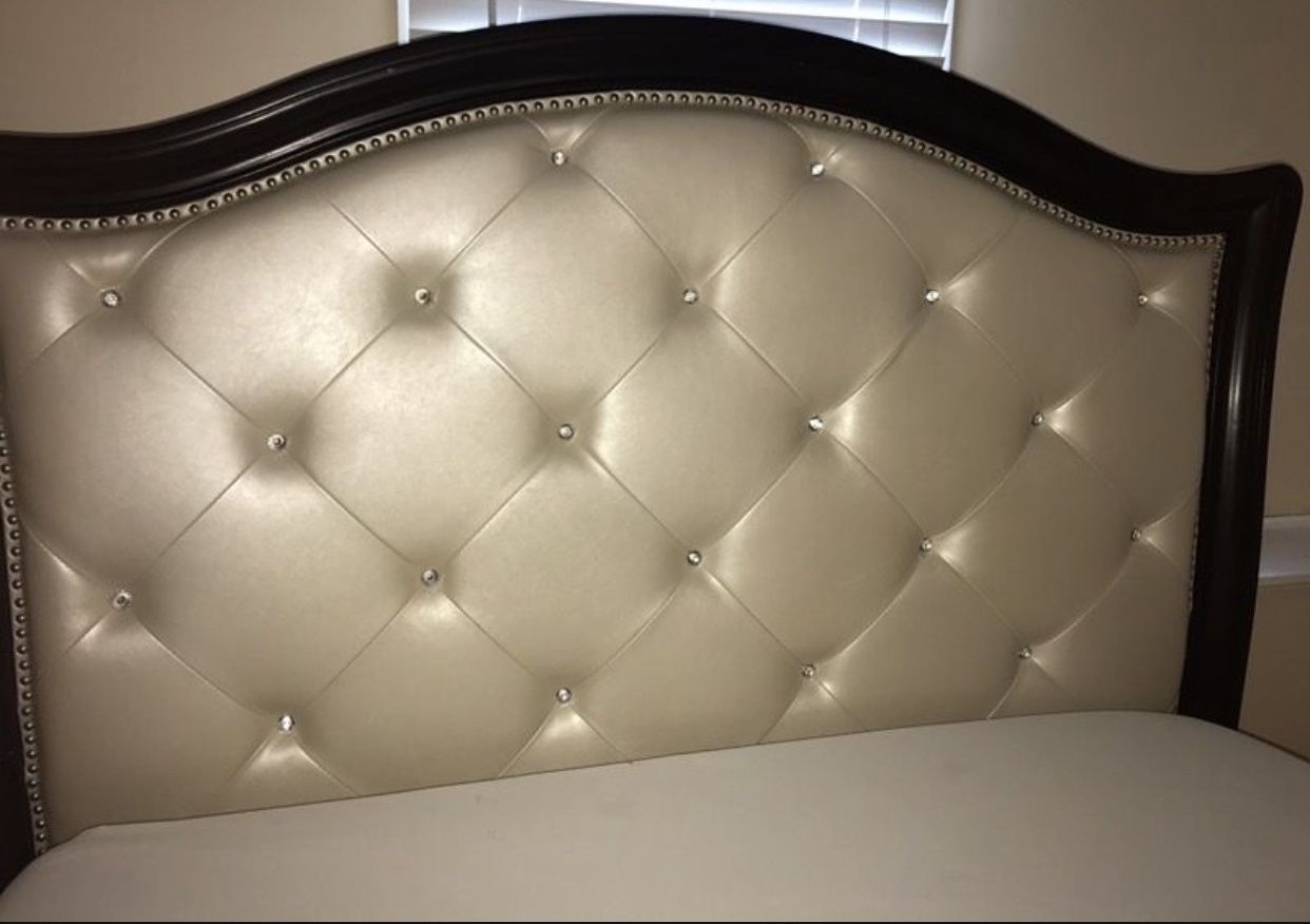Marilyn Queen Bed- Eboni Made By Pulaski