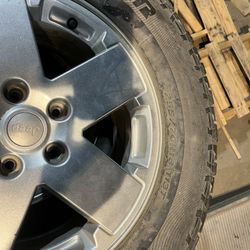 255/70R18 113T Tires
