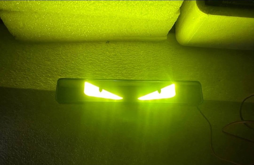 Demon Eyes LED Badge For The Front Grille/Insignia LED Para La Parrilla Del Frente