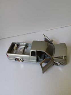 Jada Toys Die cast 2002 Chevrolet S10 Xtreme Dub City 1.24 Scale