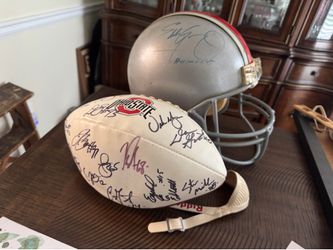 OHIO STATE FOOTBALL SIGNED BY WHOLE TEAM 2016 CHAMPIONSHIP AND HELMET, SIGN AND AUTHENTICATED￼